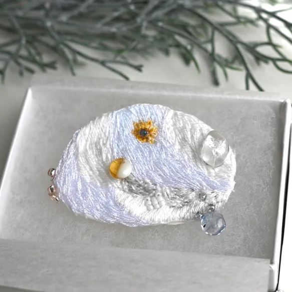 立春。雪と福寿草｜冬から春の刺繍ブローチ